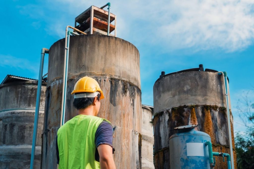 Water tank maintenance